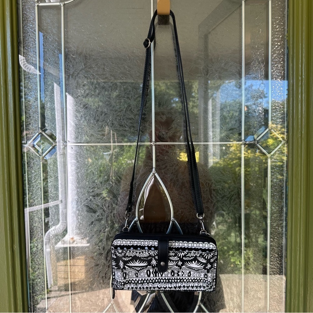 Sakroots smartphone crossbody bag black white tribal floral zipper adjustable - Picture 2 of 5